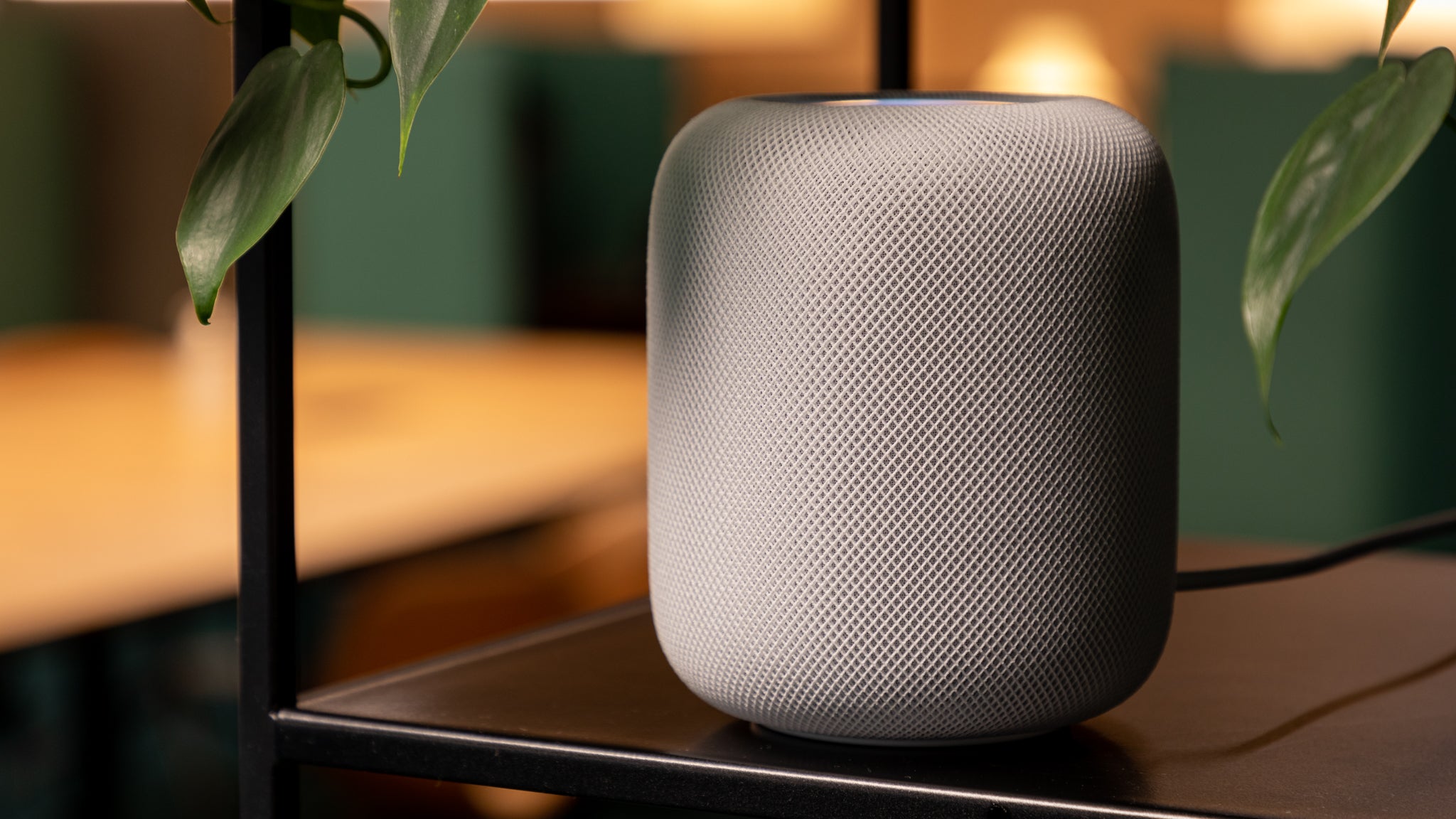 Apple Homepod 2 stationerad på en bänk