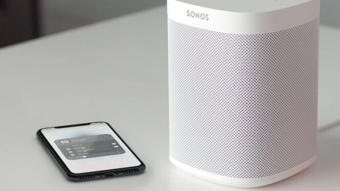 sonos-airplay-2 En Sonos Airplay 2 konfigurerad högtalare och mobil på ett vitt bord